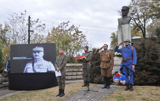 Положено цвеће на споменик генералу Франшу ДЕпереу